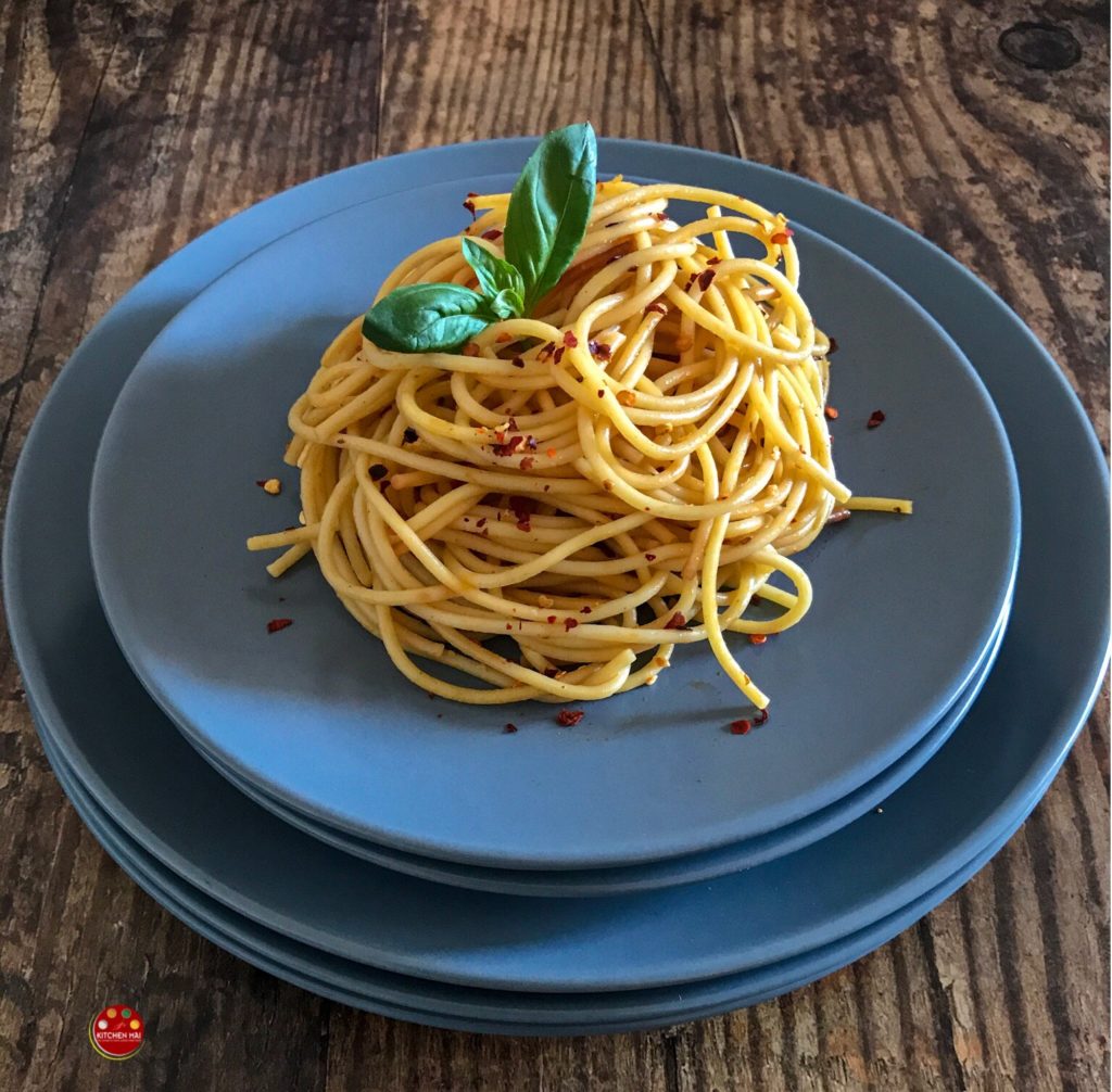 "Spaghetti aglio e olio - www.kitchenmai.com"