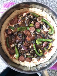"quick and easy pan pizza - www.kitchenmai.com"