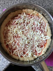 "quick and easy pan pizza - www.kitchenmai.com"